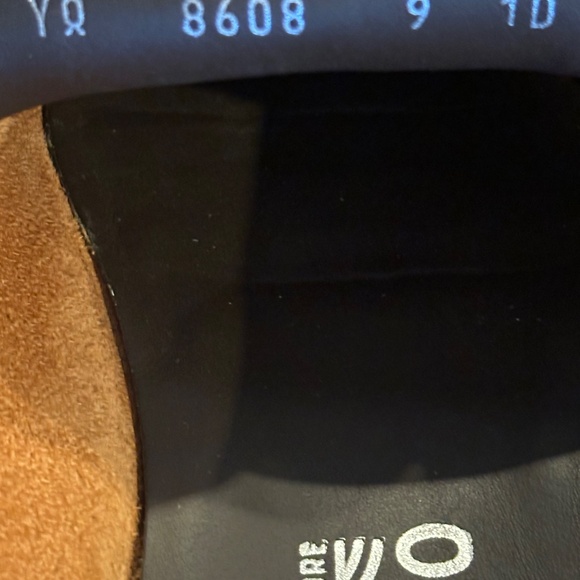 Salvatore Ferragamo Gancini Buckle Tan Loafer 9D, Almost New Condition - Picture 8 of 10